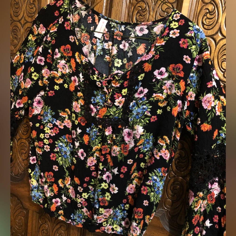 Beautiful,Colorful Floral Woman’s Top - Picture 9 of 14